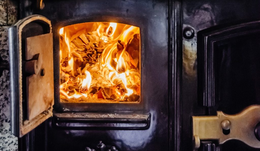 Back to the… Future: Οι Έλληνες αγοράζουν ξυλόσομπες για να ζεσταθούν και να… μαγειρεύουν!