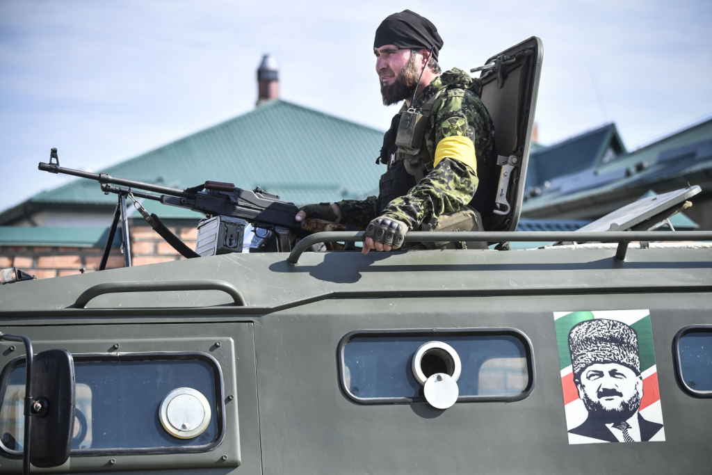 Βίντεο: Τρεις Ταξιαρχίες Τσετσένων μαχητών με πλήρη φόρτο μάχης φεύγουν για Ουκρανία – 10.000 άνδρες μπαίνουν στη μάχη