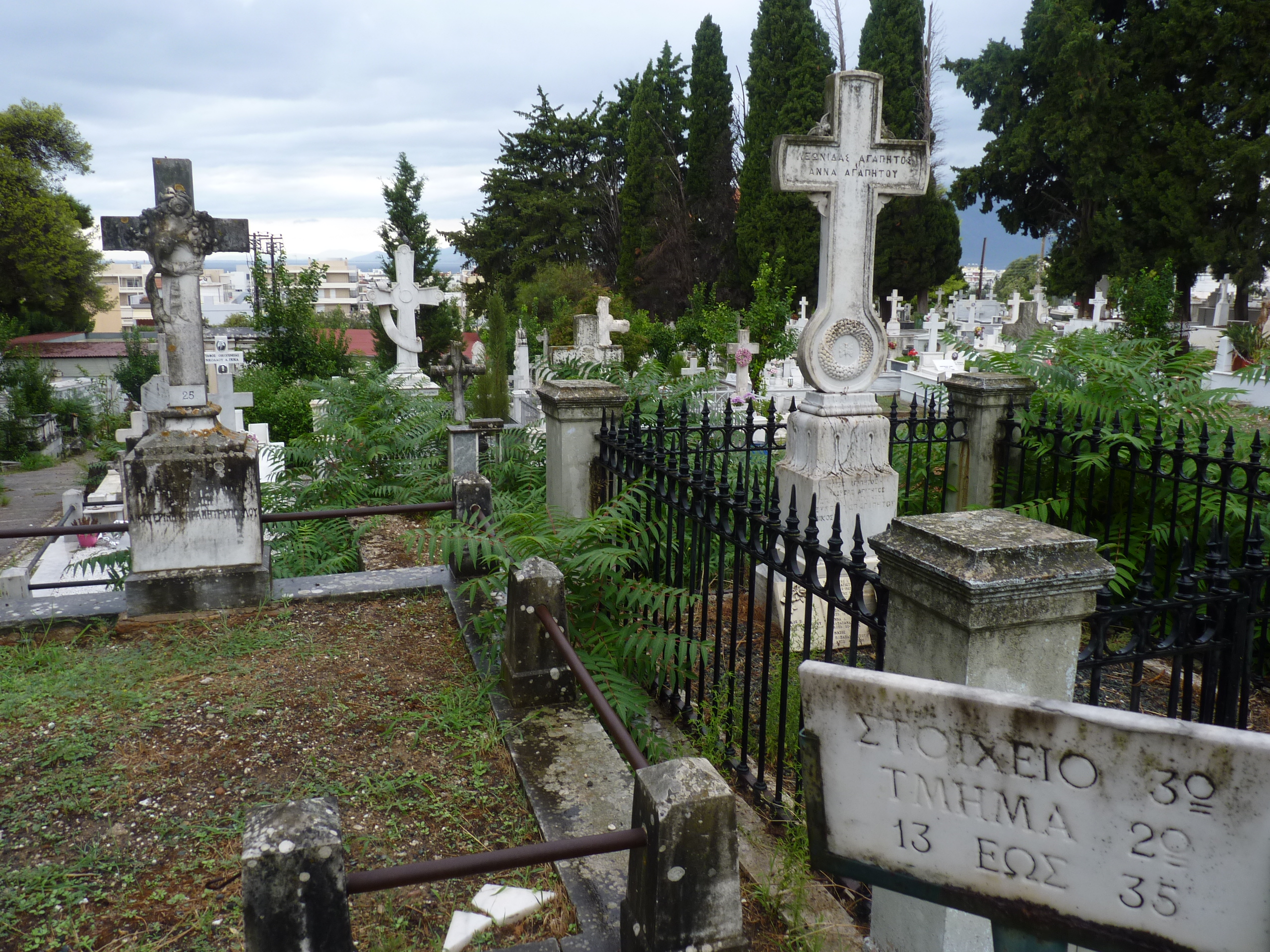 Εύβοια: Βεβήλωσαν μνήματα στο νεκροταφείο στο Αλιβέρι