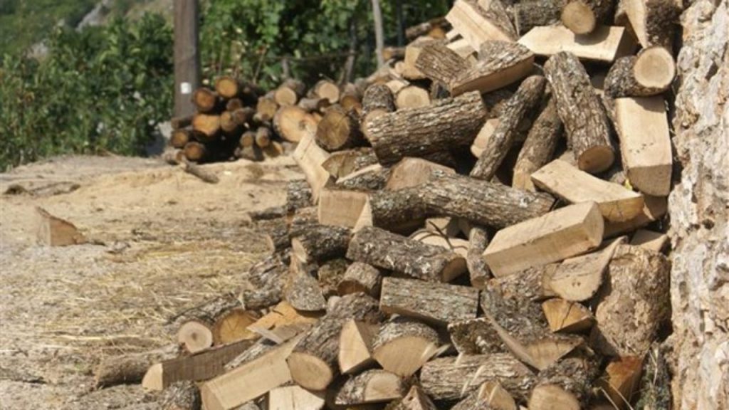 «Τα καυσόξυλα είναι ο νέος χρυσός»: Στα ύψη οι τιμές – Αυξήθηκαν οι κλοπές ξύλων
