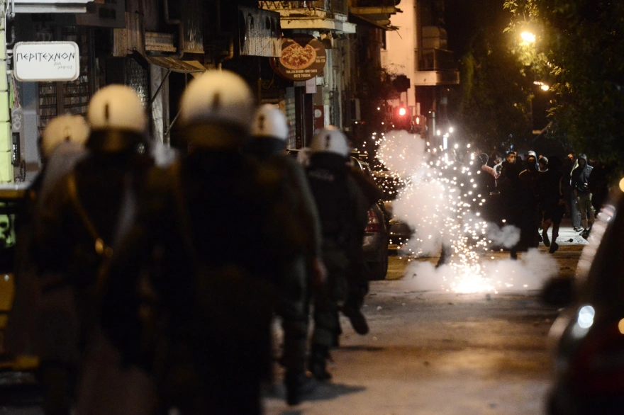 Εξάρχεια: Επεισόδια μετά την πορεία κατά του μετρό στην πλατεία (φωτό)