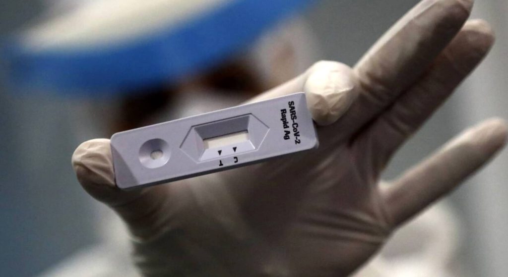 Rapid test: Παραμένουν υποχρεωτικά για τους ανεμβολίαστους εργαζόμενους