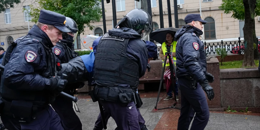 Σκηνές από συλληφθέντες κατά της επιστράτευσης στην Ρωσία