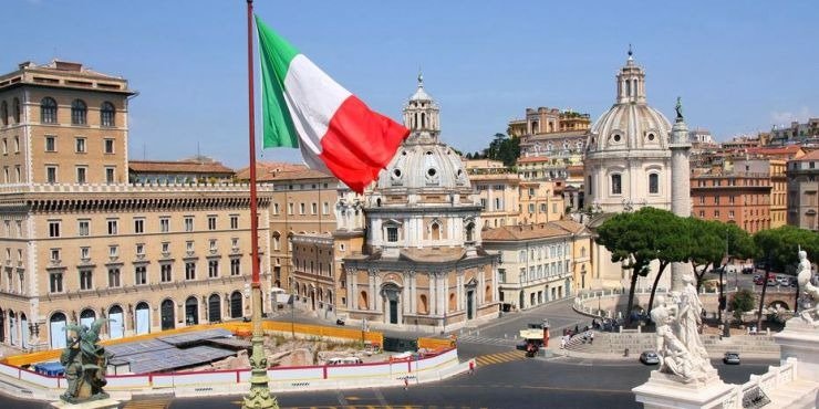 Ιταλία: Μία ήμερα πριν τις εκλογές εξαγριωμένοι πολίτες κατεβάζουν την σημαία της ΕΕ από κρατικό κτίριο
