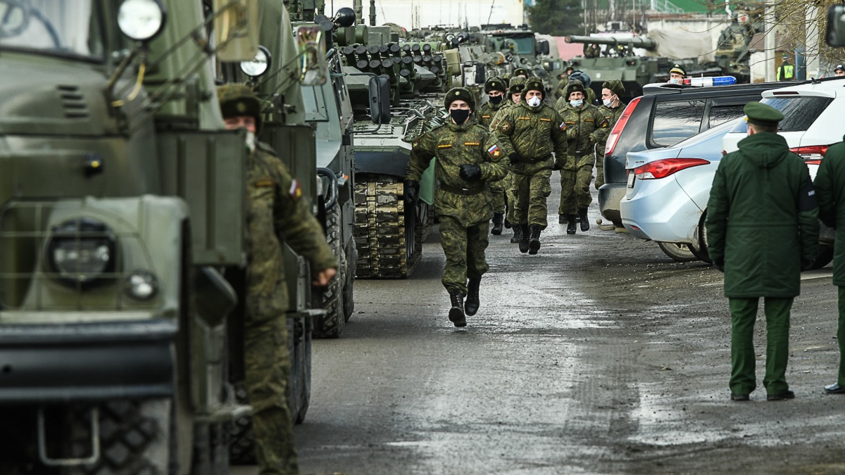 Ρωσία: Με κορναρίσματα και τις επευφημίες των κάτοικων αναχωρούν για τα κέντρα επιστράτευσης