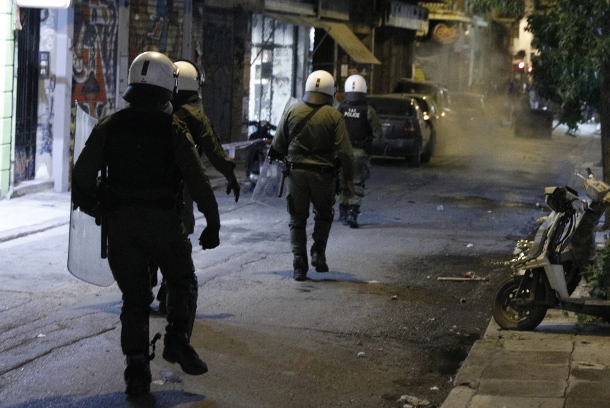 Εξάρχεια: Δύο προσαγωγές και μία σύλληψη μετά τα επεισόδια – Ομάδες ατόμων επιτέθηκαν στους αστυνομικούς