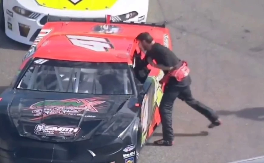 Nascar: Ξέφυγε η κατάσταση στη Βιρτζίνια των ΗΠΑ – Οδηγός επιτέθηκε με άγριες γροθιές σε οδηγό (βίντεο)