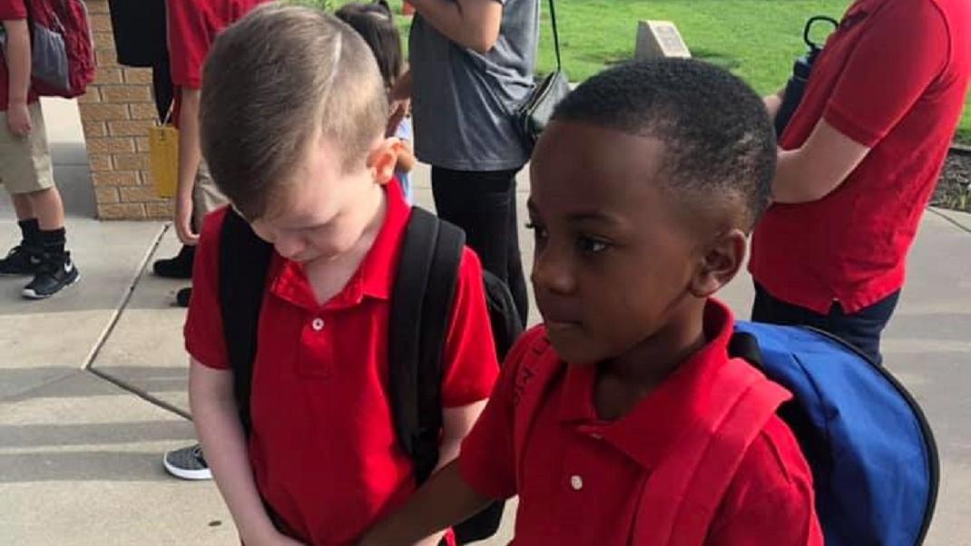 Συγκινεί 8χρονος που παρηγόρησε συμμαθητή του με αυτισμό την πρώτη ημέρα του σχολείου (φωτό & βίντεο)