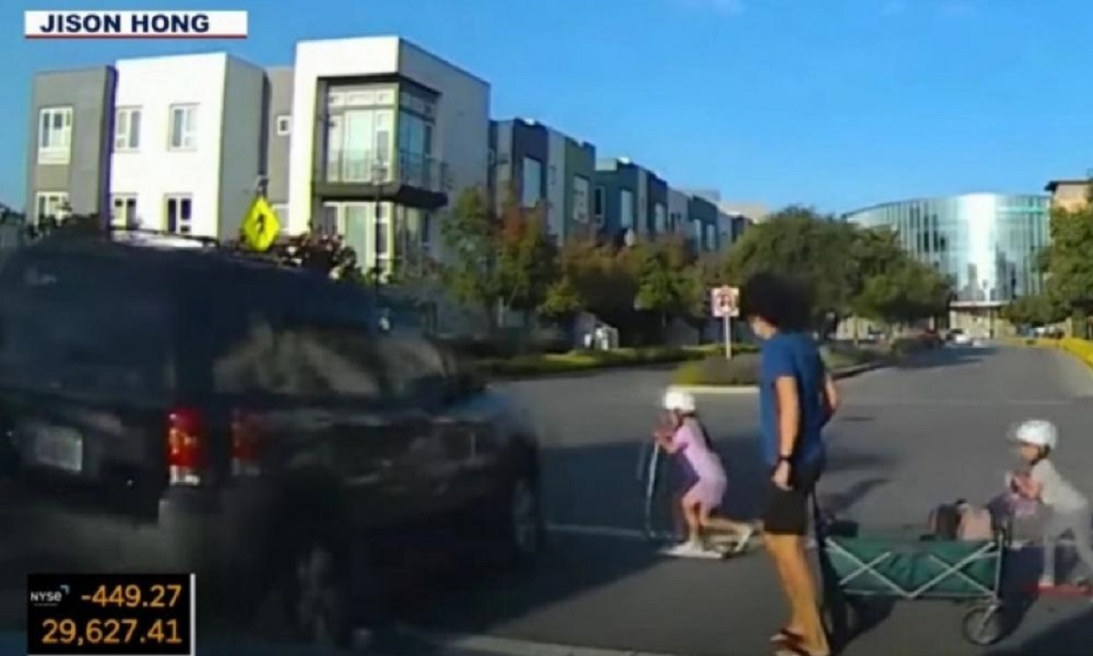 Σοκαριστικές εικόνες: Παραλίγο τραγωδία στις ΗΠΑ – Κοριτσάκι γλιτώνει παρά τρίχα από αυτοκίνητο (βίντεο)