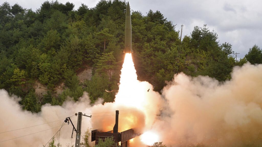 H Bόρεια Κορέα εκτόξευσε βαλλιστικό πύραυλο στη θάλασσα – «Πολύ σοβαρή πρόκληση» λέει η Σεούλ