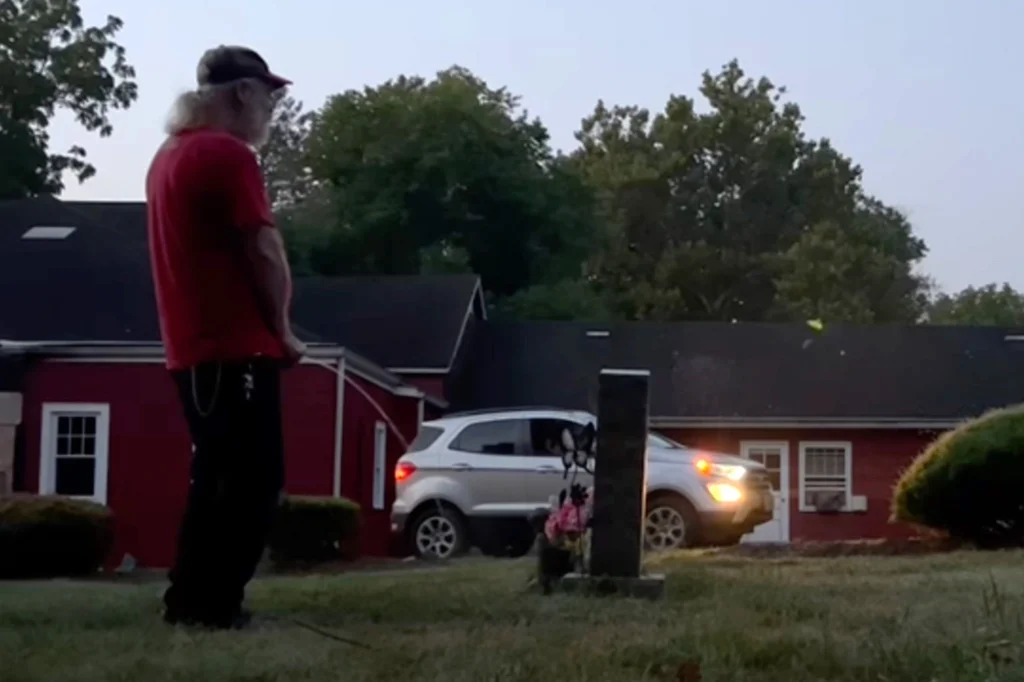 Αδιανόητο περιστατικό στις ΗΠΑ: Ένας άνδρας έκανε την ανάγκη του στον τάφο της πρώην συζύγου του (βίντεο)