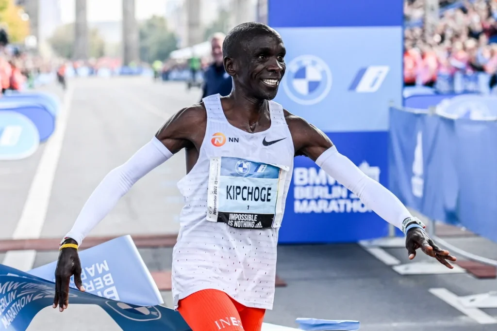 To «φαινόμενο» Ε.Κιπτσόγκε έκανε νέο παγκόσμιο ρεκόρ στον μαραθώνιο του Βερολίνου