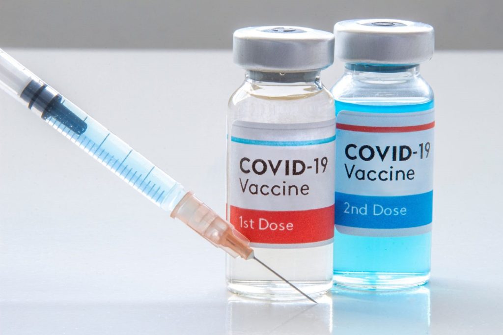 Κορωνοϊός: «Στο μικροσκόπιο» η ασφάλεια ή μη των επαναλαμβανόμενων δόσεων του εμβολίου