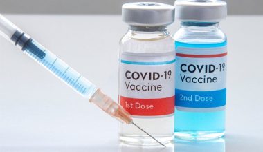 Κορωνοϊός: «Στο μικροσκόπιο» η ασφάλεια ή μη των επαναλαμβανόμενων δόσεων του εμβολίου