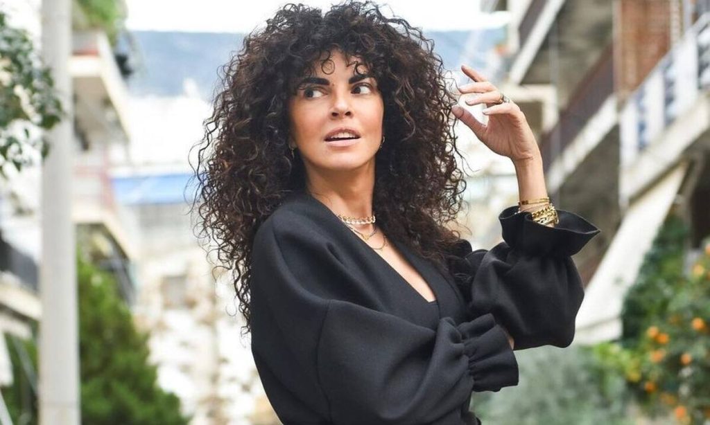 Πιο «μπόμπα» από ποτέ η Μαρία Σολωμού – Δείτε την να ποζάρει με μαύρο «καυτό» φόρεμα (φώτο)