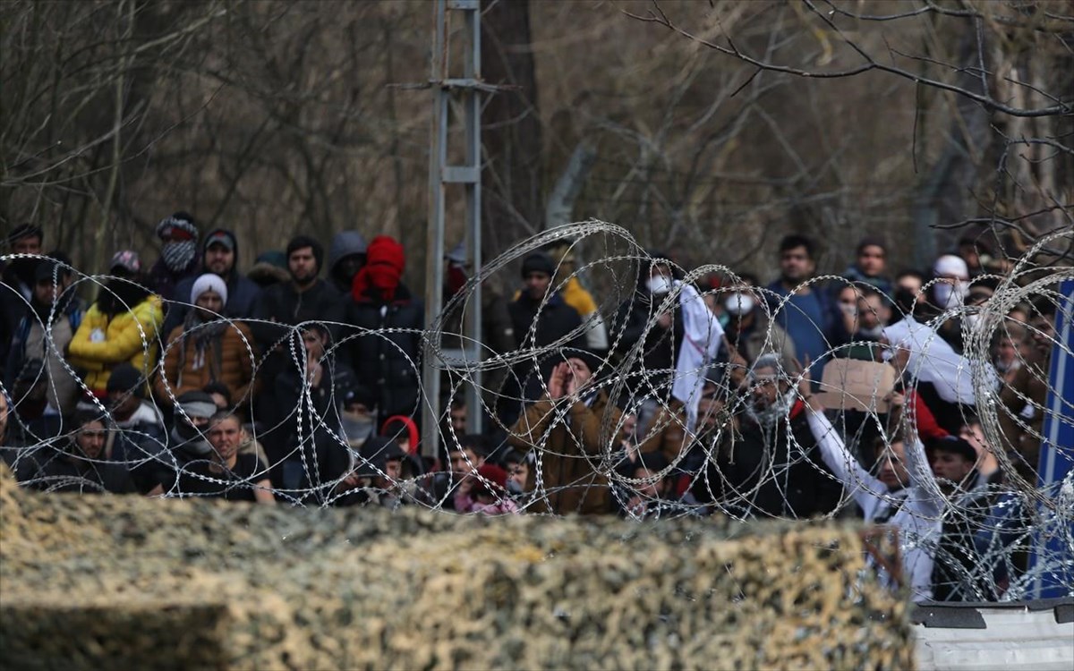 Εικόνες διάλυσης: Κατά εκατοντάδες περνούν οι αλλοδαποί μουσουλμάνοι ανενόχλητοι τα σύνορα  στον Έβρο