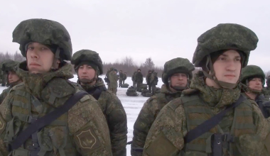 Ρώσοι στρατιώτες θυμούνται το παιδικό τους εαυτό και παίζουν με παιχνίδια για να ξεχαστούν