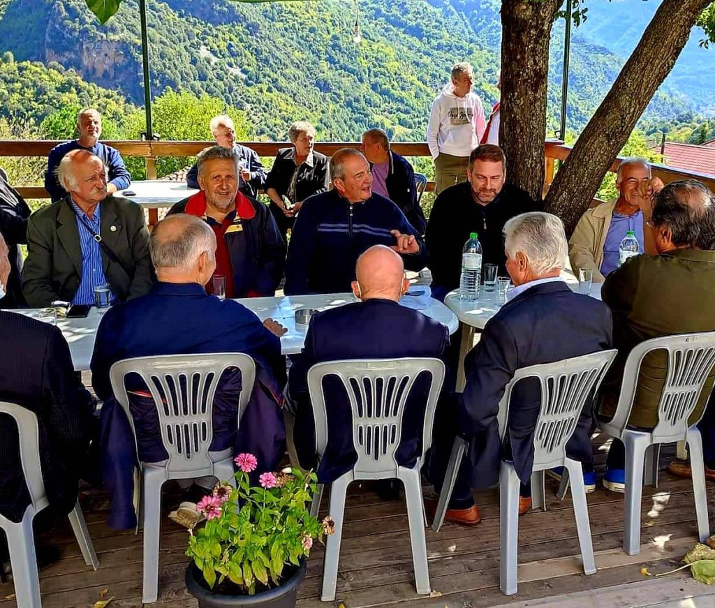 Στα Άγραφα για πεζοπορία ο Κώστας Καραμανλής (φωτο)