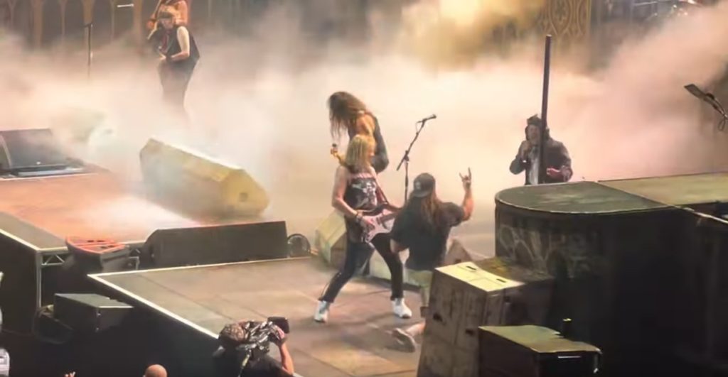 Iron Maiden: «Τα πήρε στο κρανίο» ο B.Dickinson – «Βούτηξε» από τα μαλλιά «εισβολέα» στη σκηνή (βίντεο)