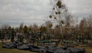 Νέα σκηνοθεσία από το Κίεβο: Εμφανίζει ομαδικούς τάφους και λέει πως τους έφτιαξαν οι Ρώσοι