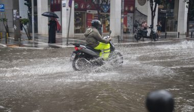 Ναύπλιο: «Ποτάμια» οι δρόμοι από την σφοδρή καταιγίδα – Πλημμύρησαν καταστήματα (βίντεο)