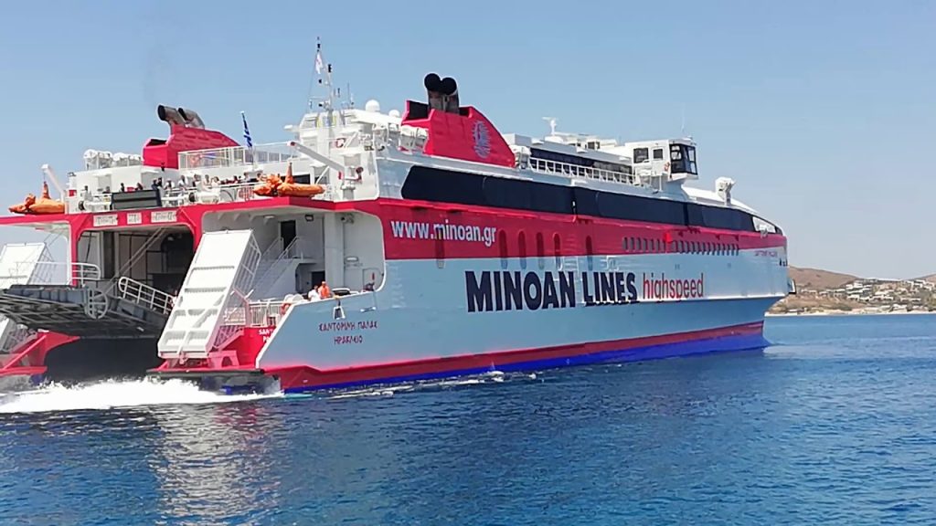 Μηχανική βλάβη στο πλοίο «Santorini Palace» – Επιστρέφει στον Πειραιά