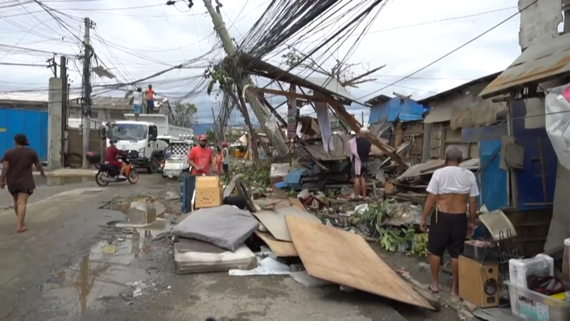 Ο τυφώνας Νόρου «σάρωσε» τις Φιλιππίνες: Πέντε νεκροί – Χιλιάδες άνθρωποι εγκατέλειψαν τα σπίτια τους (φώτο)