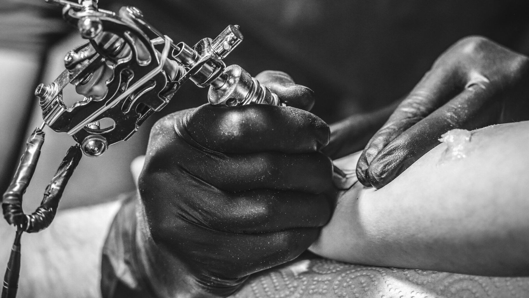 Γυναίκα έκανε τατουάζ και κόντεψε να πεθάνει – Κατέληξε στο νοσοκομείο και δεν μπορούσε να περπατήσει (φωτό)