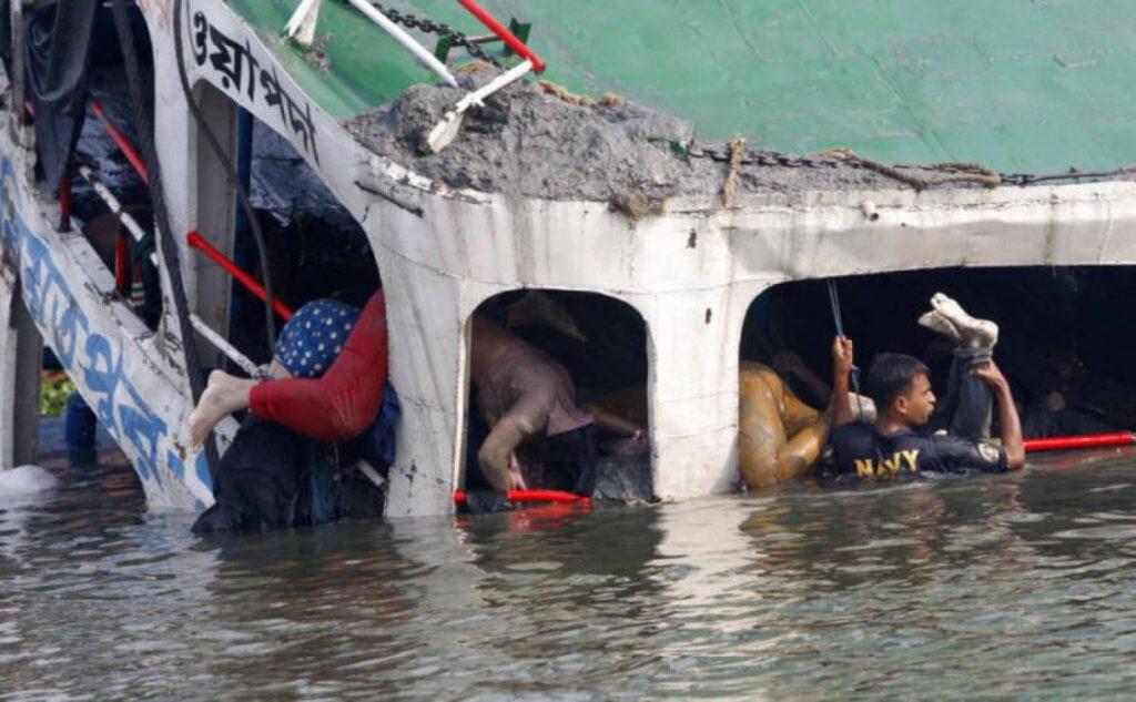 Μπαγκλαντές: Στους 68 αυξήθηκε ο αριθμός των νεκρών από βύθιση πλοίου – 28 παιδιά ανάμεσά τους