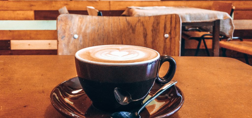 Πίνετε καφέ με άδειο στομάχι; Διατροφολόγος εξηγεί γιατί πρέπει να το σταματήσετε!