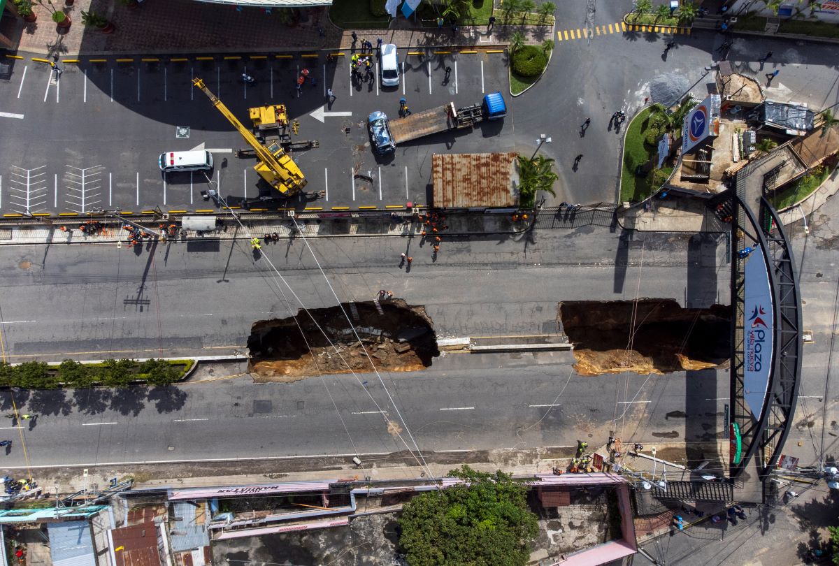 Γουατεμάλα: Αυτοκίνητα έπεσαν σε γιγάντιες καταβόθρες (βίντεο)