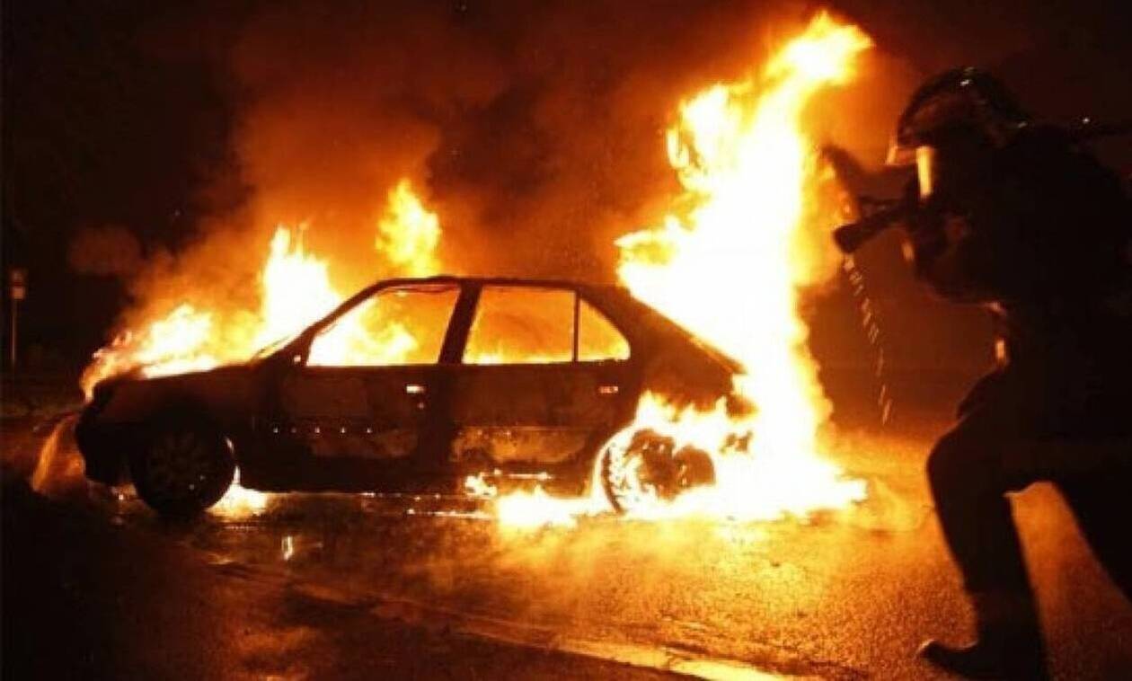 Νύχτα εμπρησμών στην Αττική: Άγνωστοι πυρπόλησαν τρία αυτοκίνητα σε Ίλιον – Μενίδι και κέντρο