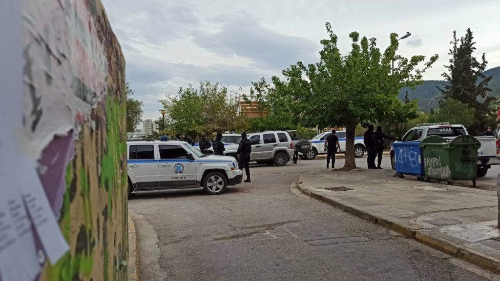 Πολυτεχνειούπολη: Αλλοδαποί ποζάρουν με ναρκωτικά και όπλα μέσα στην φοιτητική εστία (βίντεο)