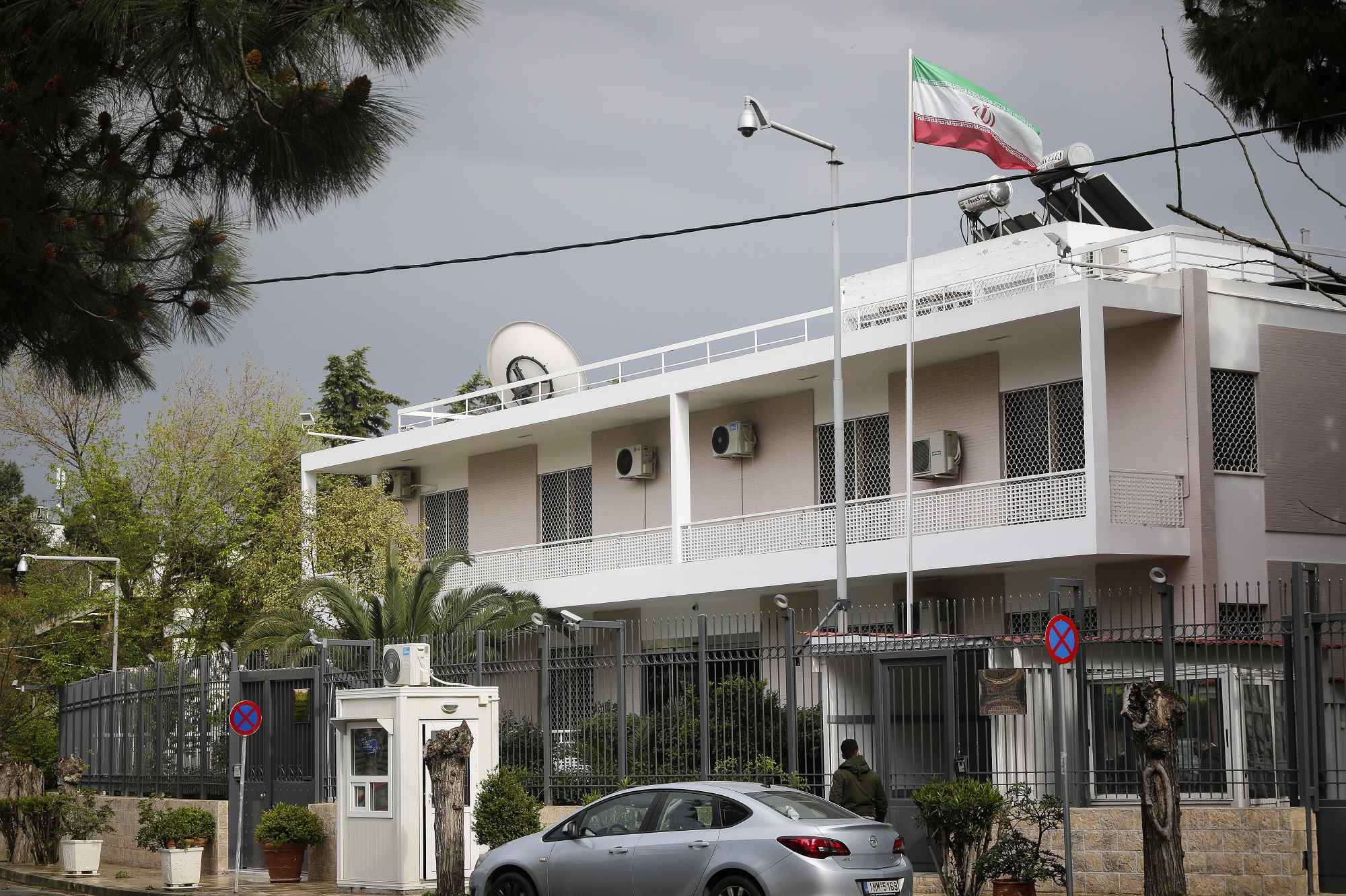 Επεισόδια και δύο συλλήψεις έξω από την πρεσβεία του Ιράν (φωτό)