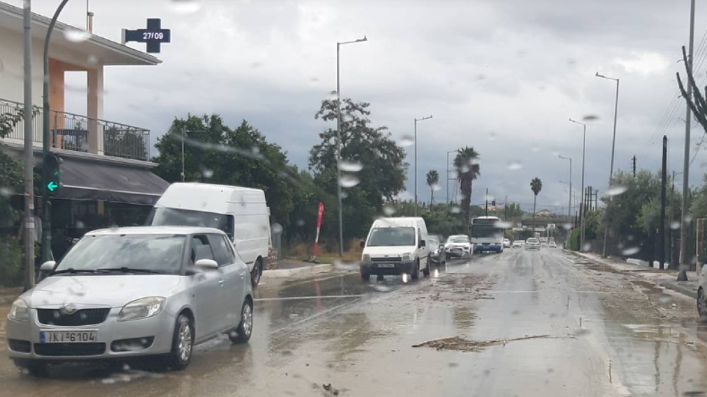 Κακοκαιρία Bogdan: Δρόμοι μετατράπηκαν σε «ποτάμια» στην Καλαμάτα (βίντεο)
