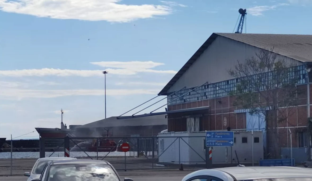 Συναγερμός στη Θεσσαλονίκη: Καπνοί σε αποθήκη με πέλετ στο λιμάνι