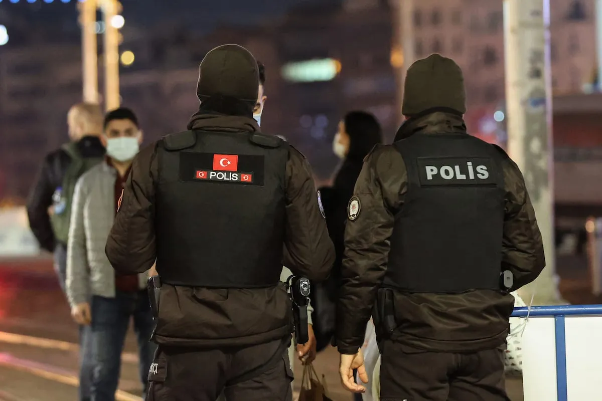Δύο αστυνομικοί στην Τουρκία τραυματίστηκαν από έκρηξη βόμβας (βίντεο)
