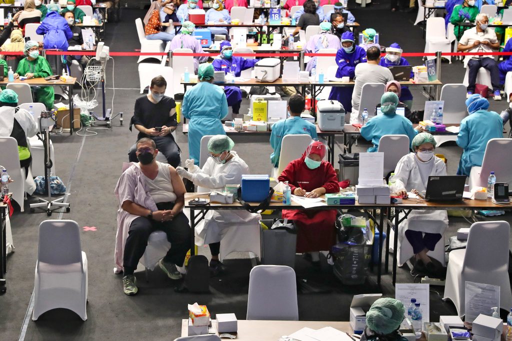 Βρέθηκε η λύση για μαζικούς εμβολιασμούς; Επιστήμονες εμβολίασαν ανθρώπους με… κουνούπια