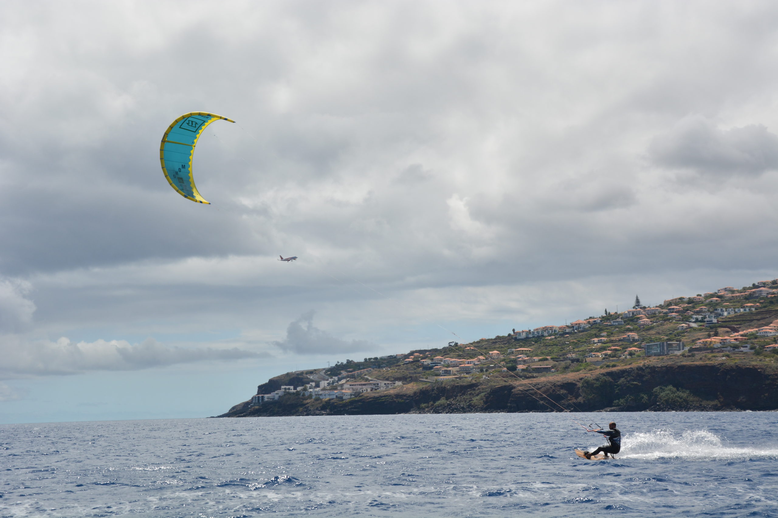 Σαντορίνη: 42χρονος έκανε kitesurf & παρασύρθηκε από ισχυρούς ανέμους