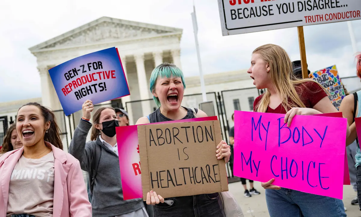 «Γολγοθάς» για χιλιάδες γυναίκες η άμβλωση μετά τη σχετική απαγόρευση στις ΗΠΑ – Στα ύψη το κόστος