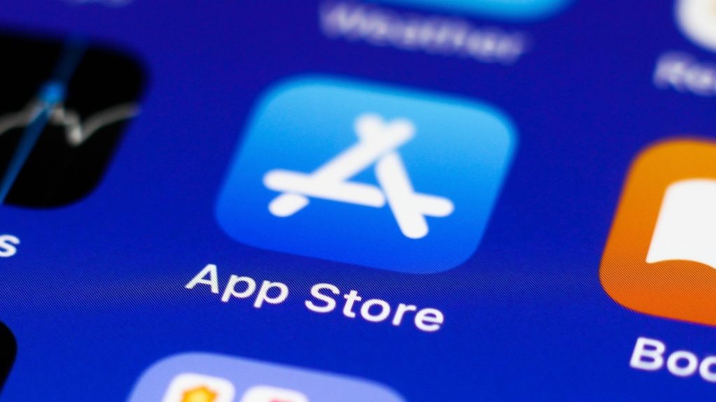 Εξηγήσεις από την Apple ζητά η Μόσχα για την απομάκρυνση ρωσικών εφαρμογών από το App Store