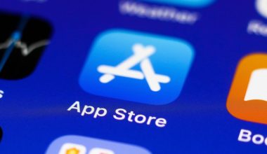 Εξηγήσεις από την Apple ζητά η Μόσχα για την απομάκρυνση ρωσικών εφαρμογών από το App Store