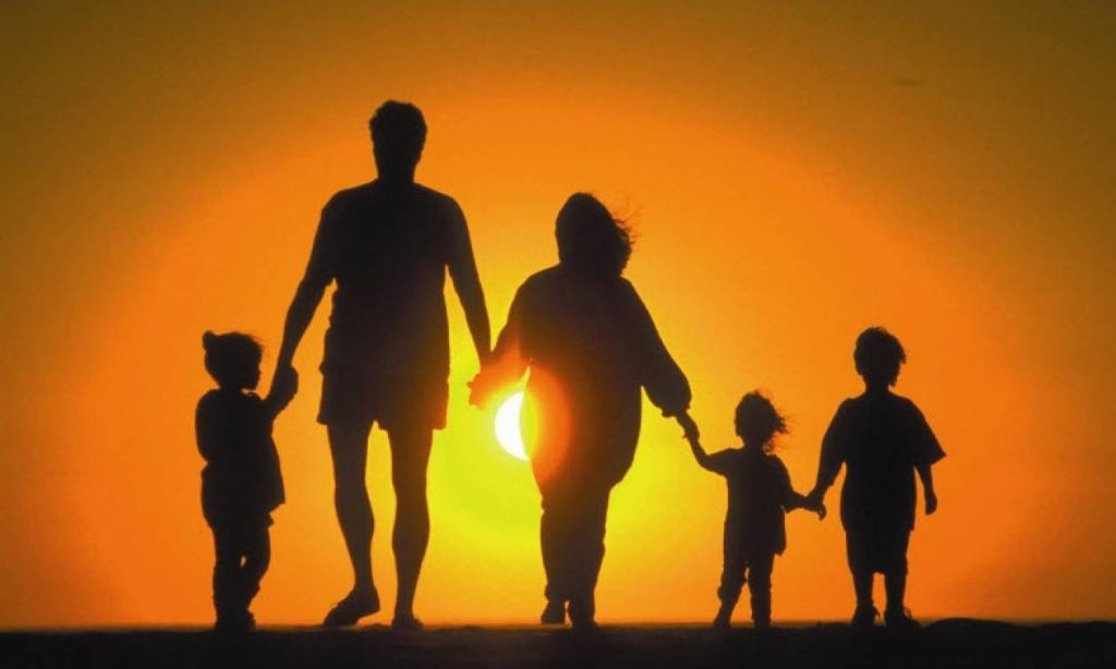 Οι συμβουλές των ψυχολόγων του Χάρβαρντ για να μεγαλώσουμε σωστά τα παιδιά μας