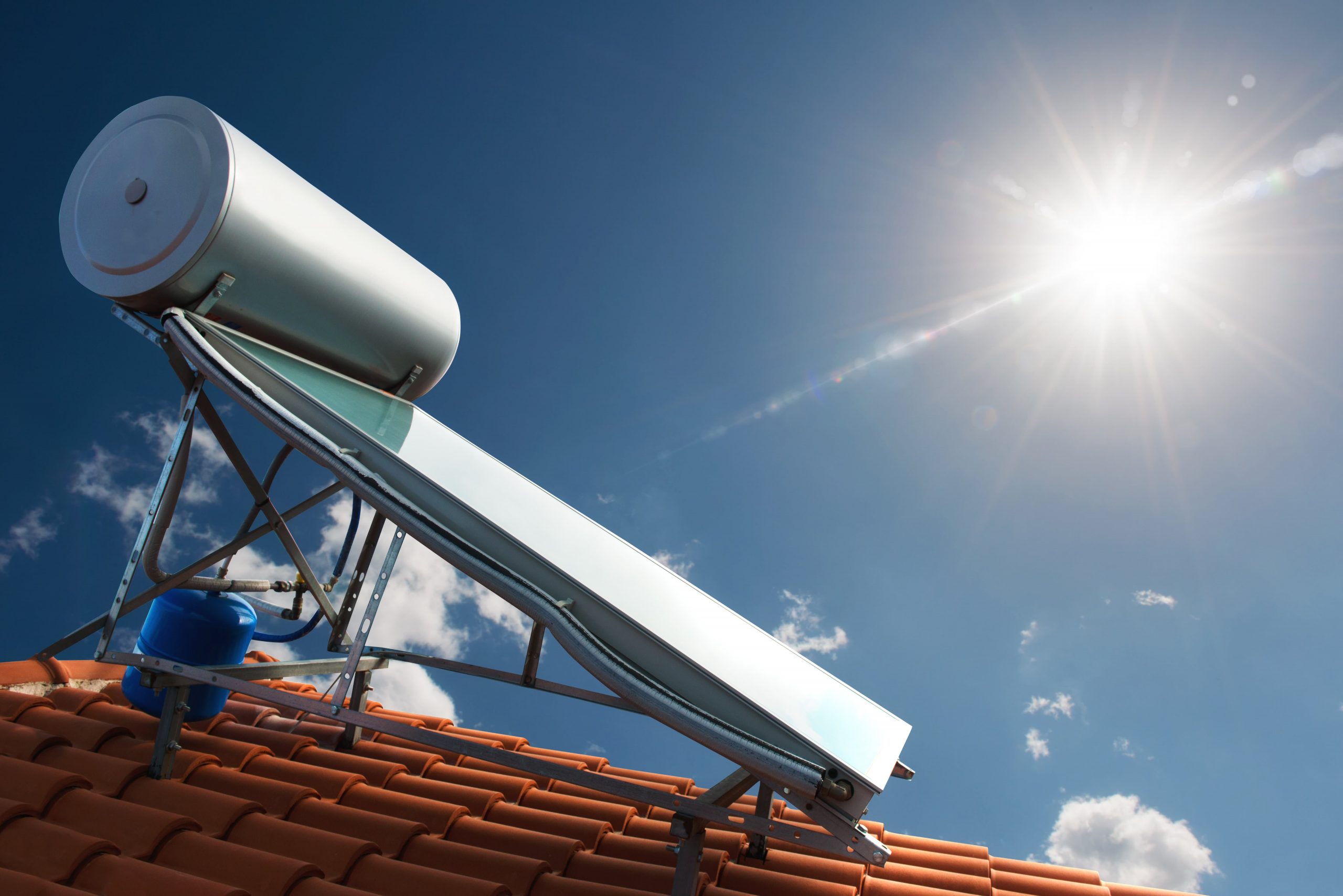 «Έρχεται» επιδότηση για αγορά ηλιακού θερμοσίφωνα – Πως θα λάβετε έως και 1.000 ευρώ
