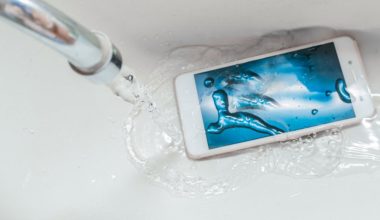 Δείτε τι πρέπει να κάνετε αν το κινητό σας πέσει στο νερό