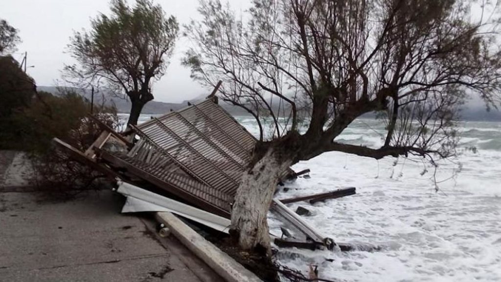 Η κακοκαιρία «σάρωσε» τη Λέσβο – Έκλεισαν δρόμοι & πλημμύρισαν καλλιέργειες (φώτο)