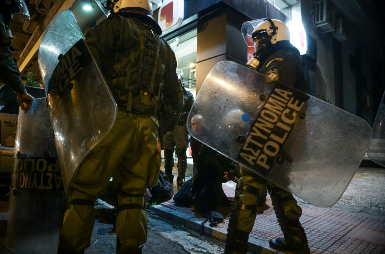 Άγνωστοι επιτέθηκαν με βόμβες μολότοφ σε διμοιρία των ΜΑΤ στα Εξάρχεια