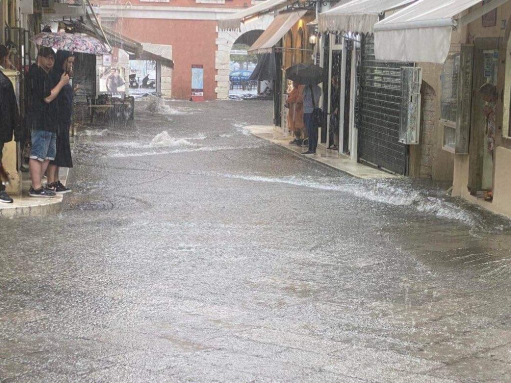 Κέρκυρα: «Ποτάμια» έγιναν οι δρόμοι από την έντονη βροχόπτωση (φώτο-βίντεο)