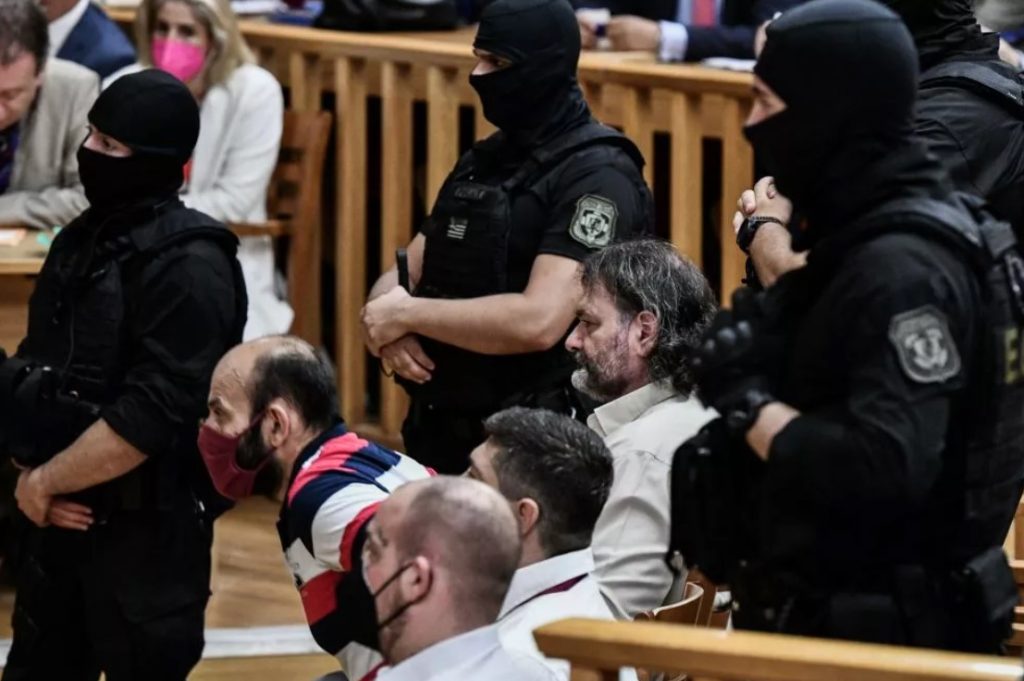 Δίκη Χρυσής Αυγής: Ένταση με οπαδούς των κατηγορούμενων – «Ηλία θυμήσου, είμαστε μαζί σου»