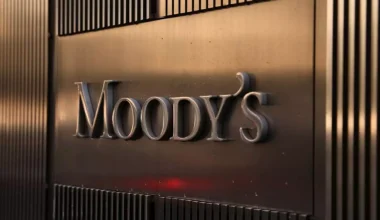 H Moody’s χαλάει το… «κυβερνητικό αφήγημα»: Βλέπει βουτιά ανάπτυξης για την Ελλάδα το 2023